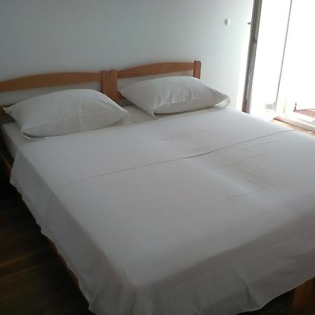 Apartments Zvonimir,Place By The Sea Mirca  Ngoại thất bức ảnh