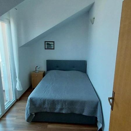 Apartments Zvonimir,Place By The Sea Mirca  Ngoại thất bức ảnh