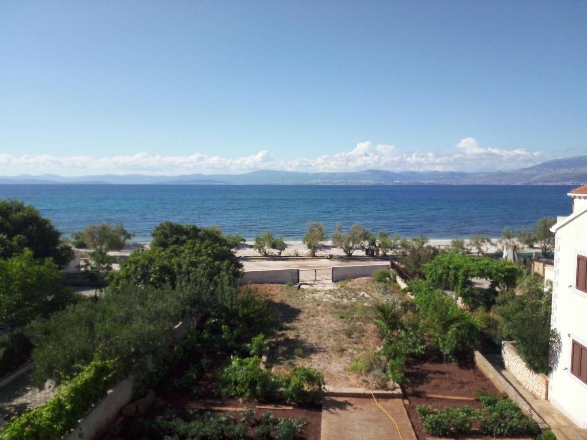 Apartments Zvonimir,Place By The Sea Mirca  Ngoại thất bức ảnh