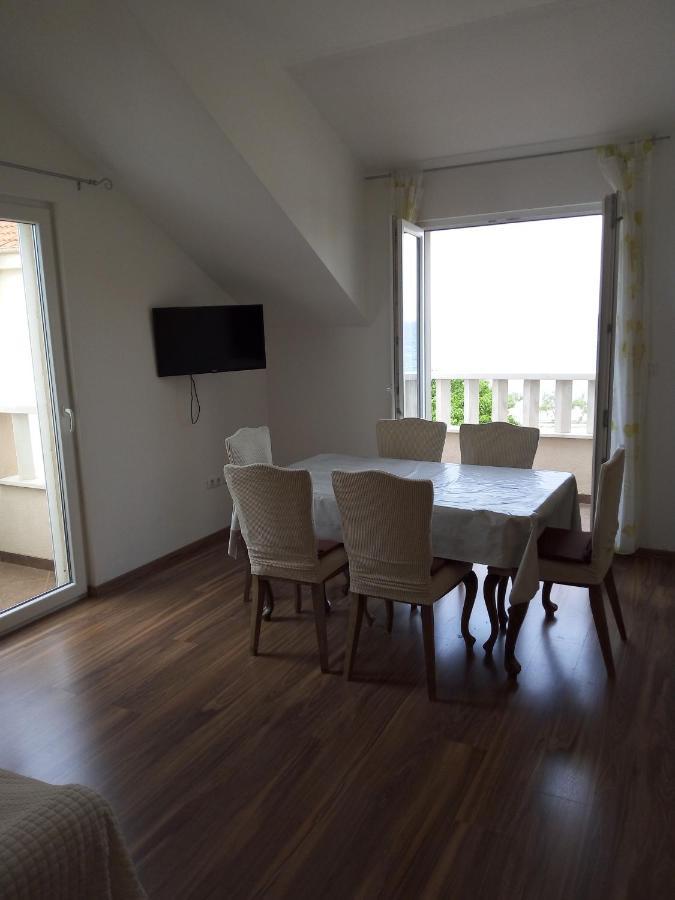 Apartments Zvonimir,Place By The Sea Mirca  Ngoại thất bức ảnh
