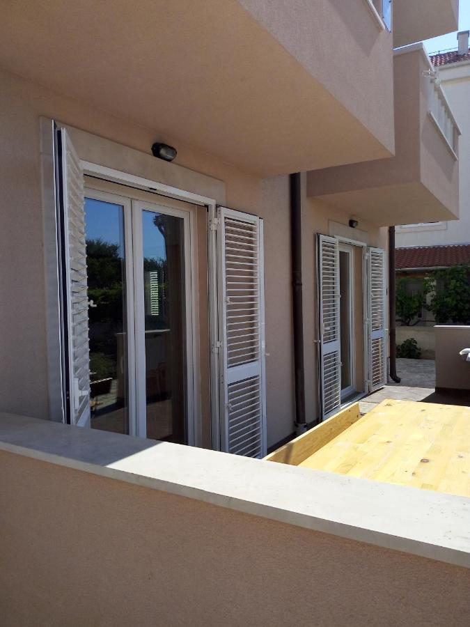 Apartments Zvonimir,Place By The Sea Mirca  Ngoại thất bức ảnh