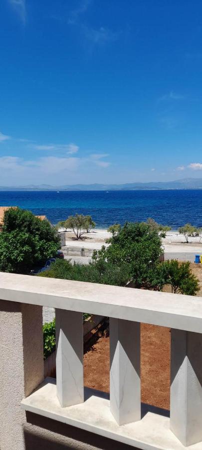 Apartments Zvonimir,Place By The Sea Mirca  Ngoại thất bức ảnh