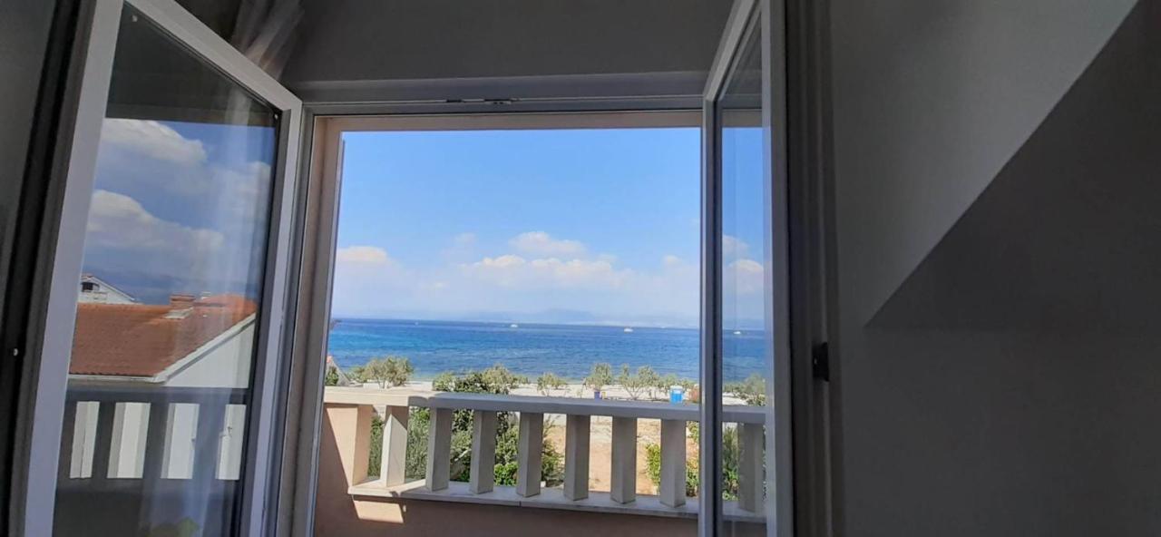 Apartments Zvonimir,Place By The Sea Mirca  Ngoại thất bức ảnh