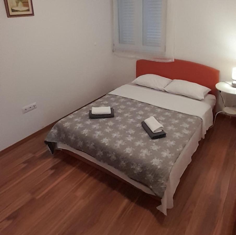 Apartments Zvonimir,Place By The Sea Mirca  Ngoại thất bức ảnh