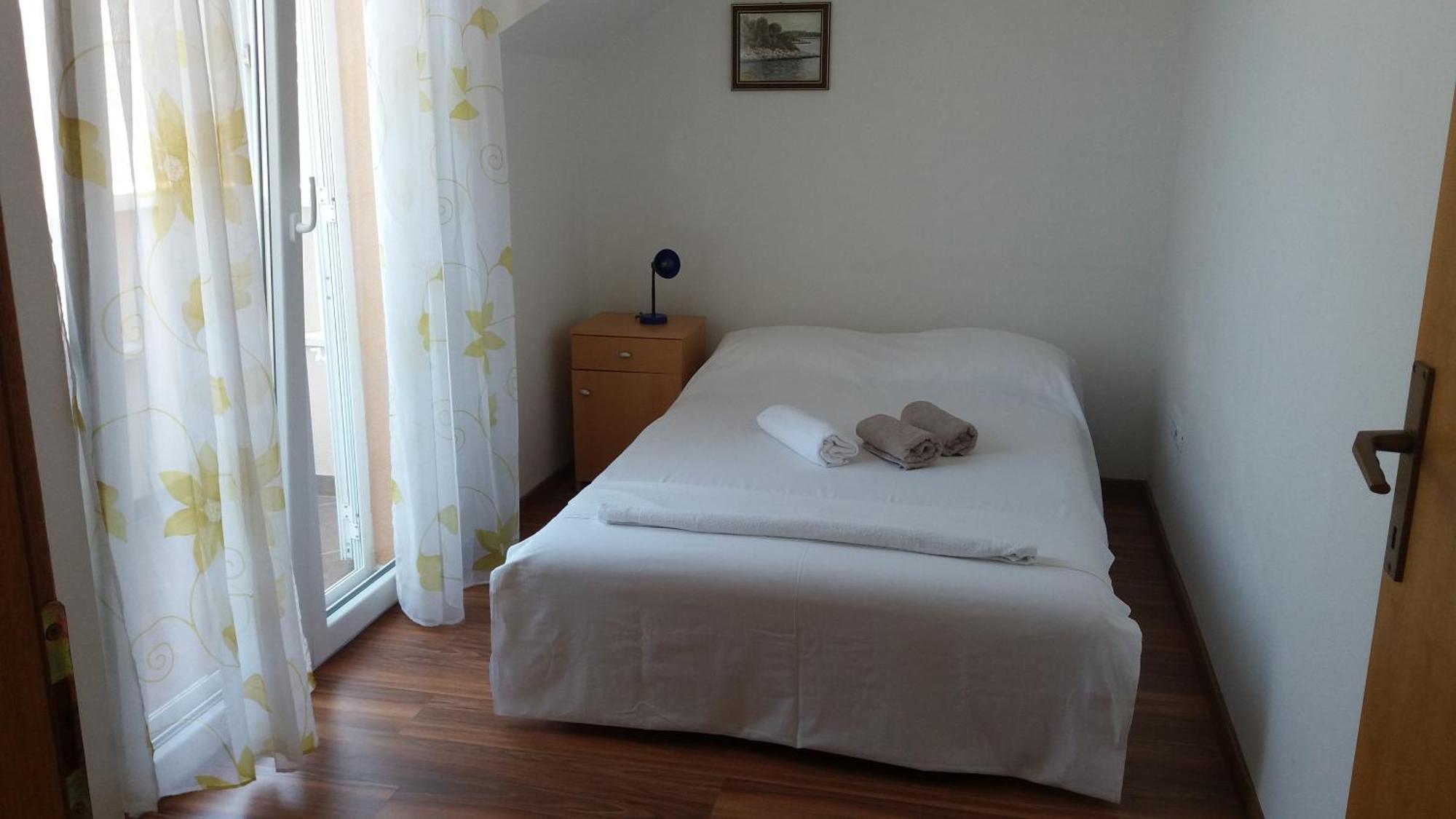 Apartments Zvonimir,Place By The Sea Mirca  Ngoại thất bức ảnh