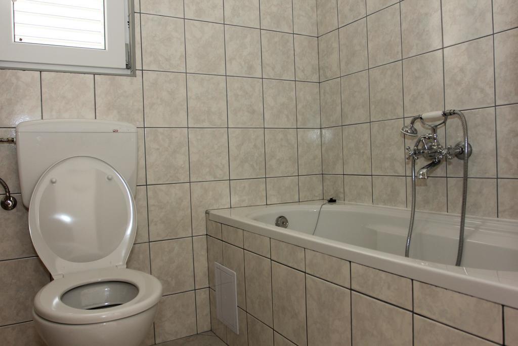 Apartments Zvonimir,Place By The Sea Mirca  Ngoại thất bức ảnh