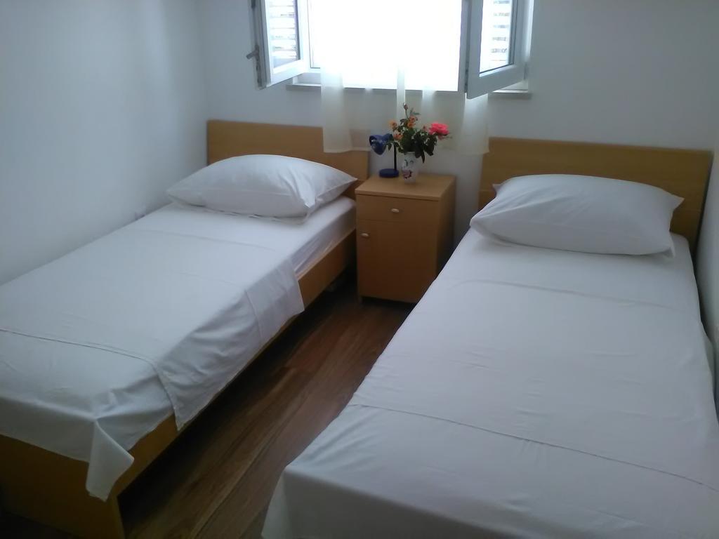 Apartments Zvonimir,Place By The Sea Mirca  Ngoại thất bức ảnh