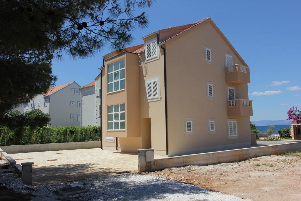Apartments Zvonimir,Place By The Sea Mirca  Ngoại thất bức ảnh