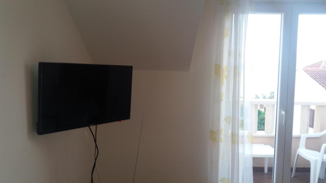 Apartments Zvonimir,Place By The Sea Mirca  Ngoại thất bức ảnh
