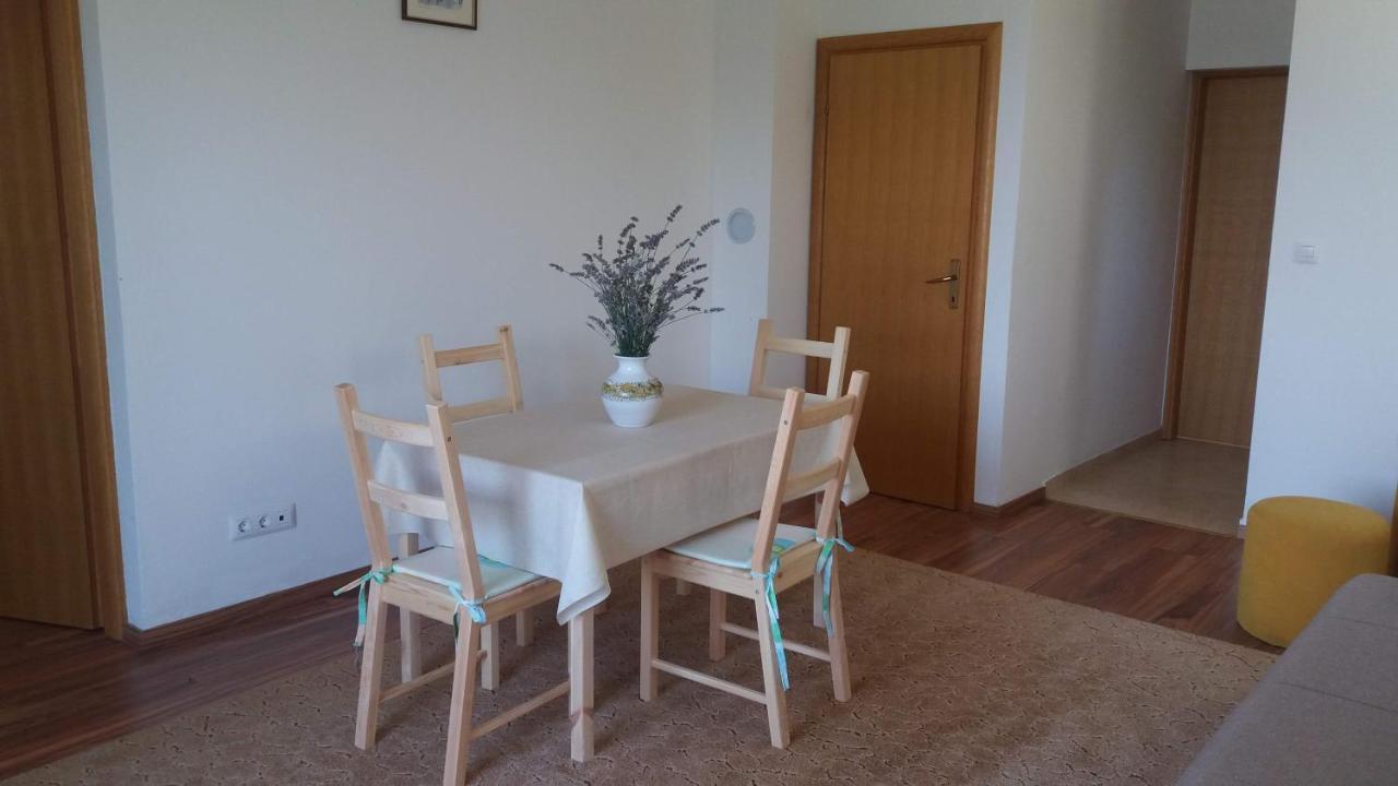 Apartments Zvonimir,Place By The Sea Mirca  Ngoại thất bức ảnh