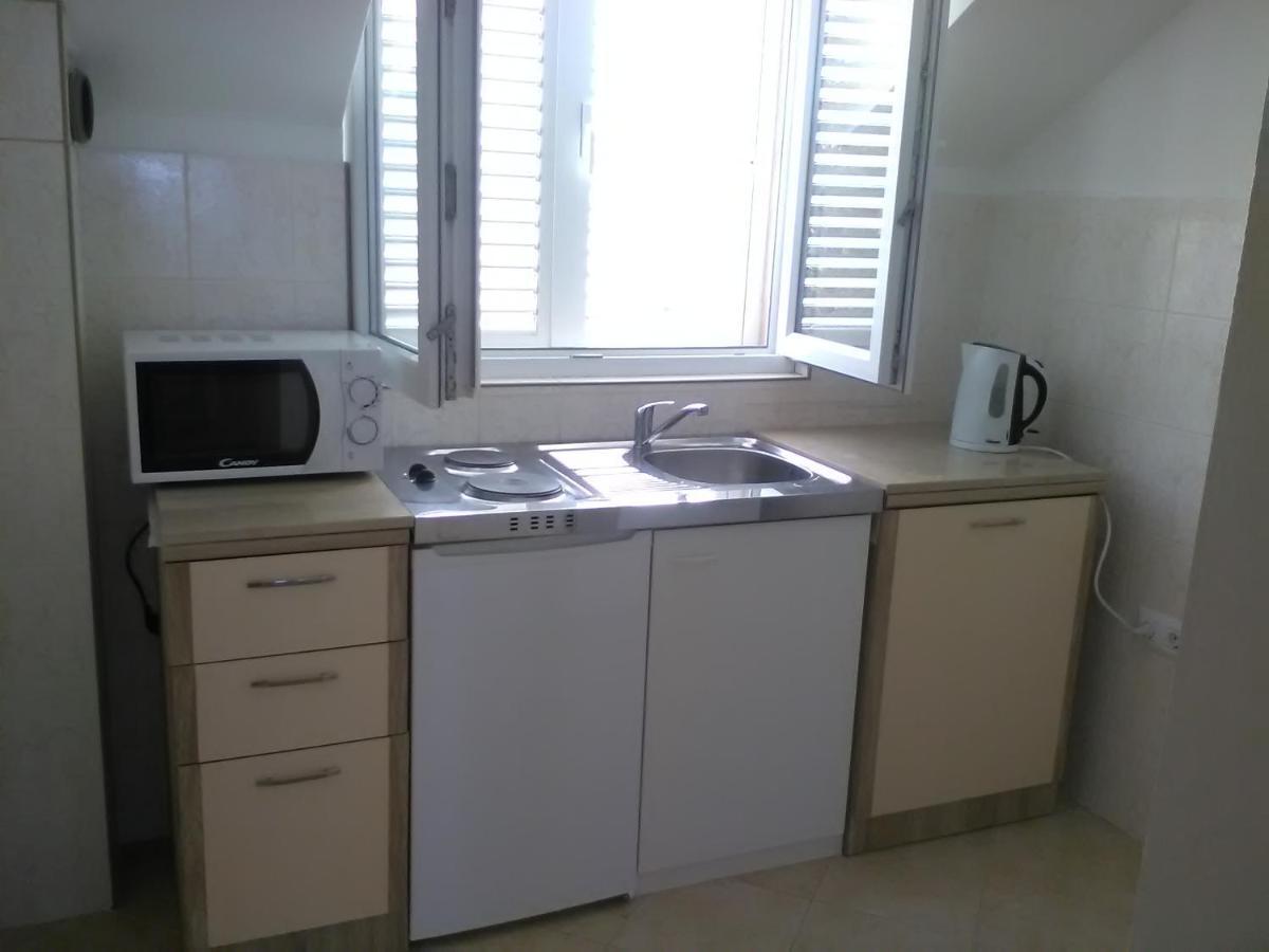 Apartments Zvonimir,Place By The Sea Mirca  Ngoại thất bức ảnh